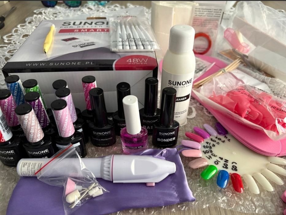 Zestaw do robienia paznokci hybrydowych wraz z lampą i lakierami