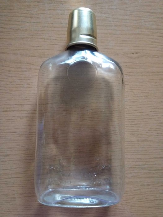 Szklana piersiówka z 2 kieliszkami lata 90-te