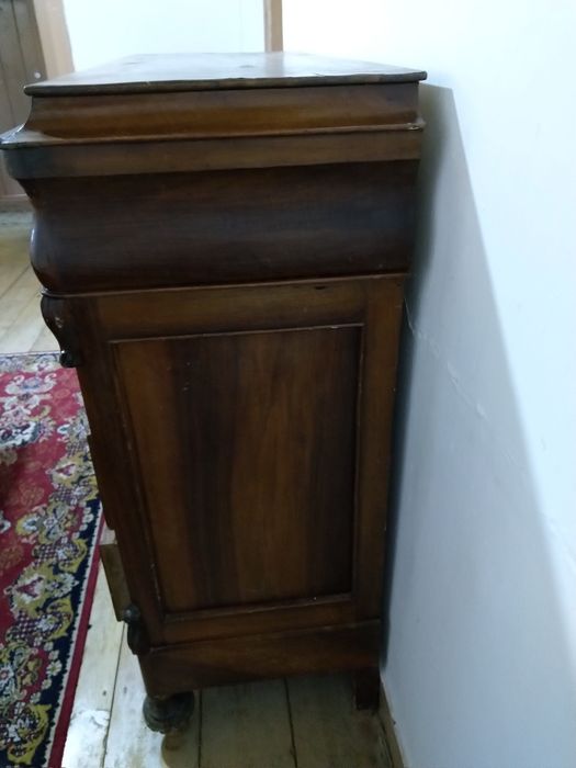 Cómoda muito antiga, toda original, para restaurar.