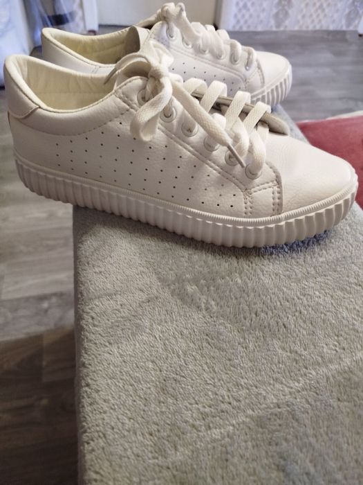 Продам кожані кросівки