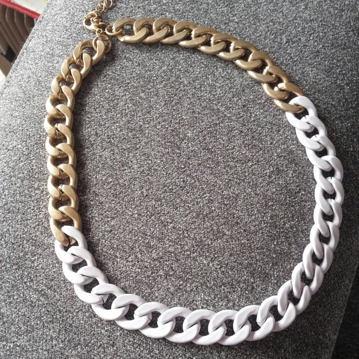 Colar branco / Dourado