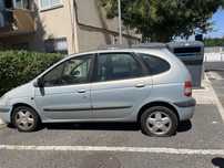 Vendo carro Renault 2003. 400 euros.