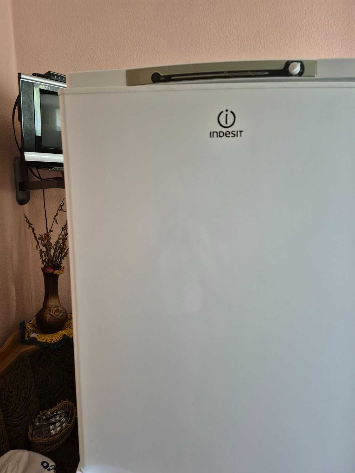 Холодильник Indesit