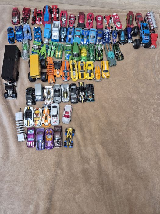 Zestaw samochodów hot wheels