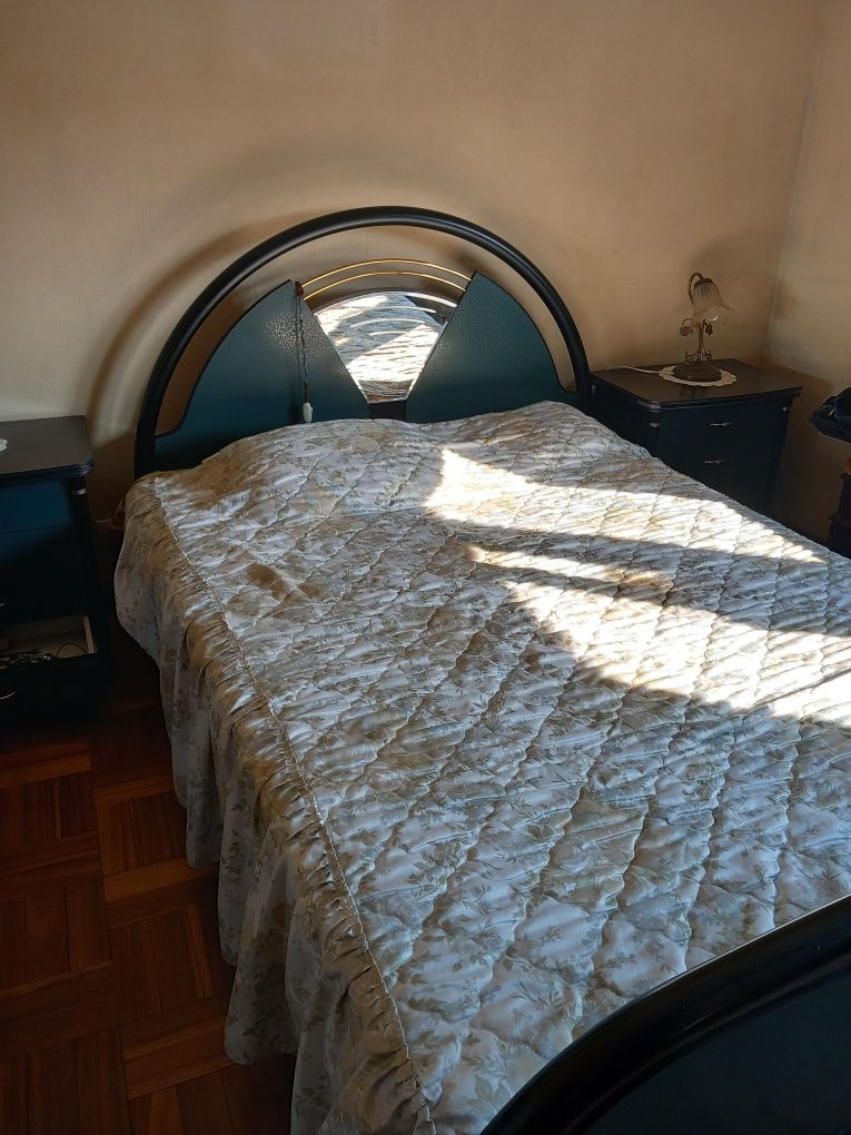 Quarto com cama em ferro