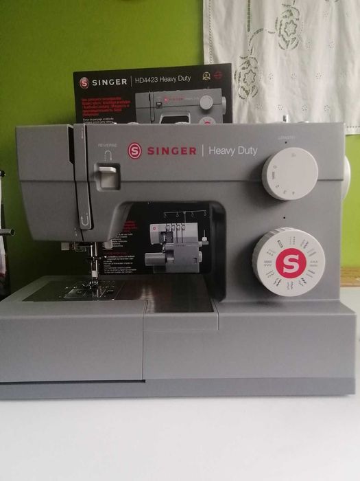 Máquina de costura Singer-Heavy Duty 4423-Novas