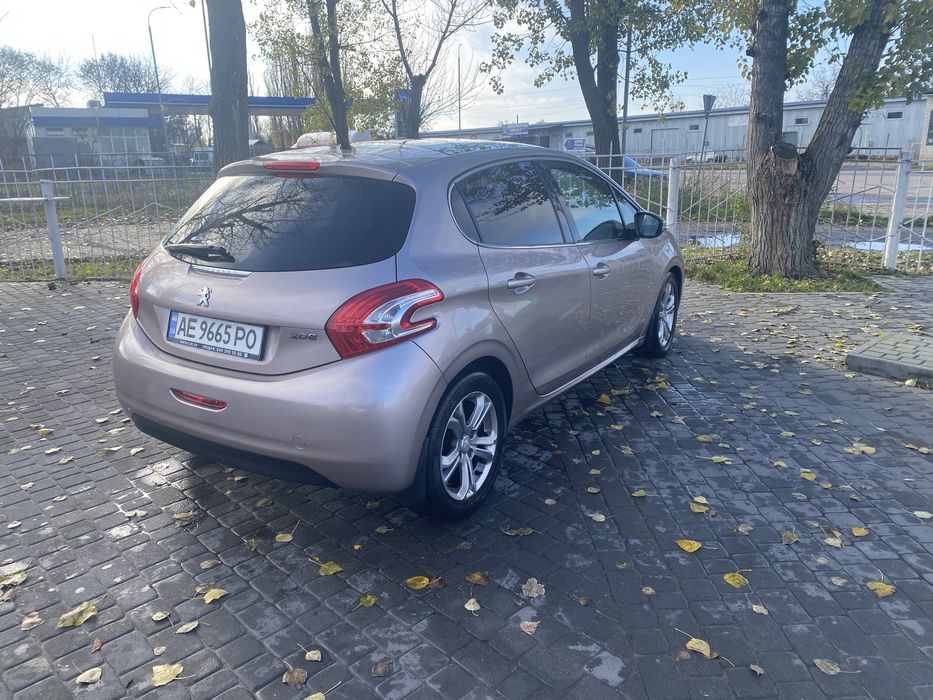 PEUGEOT 208 2015г 1,6 Бензин Автомат