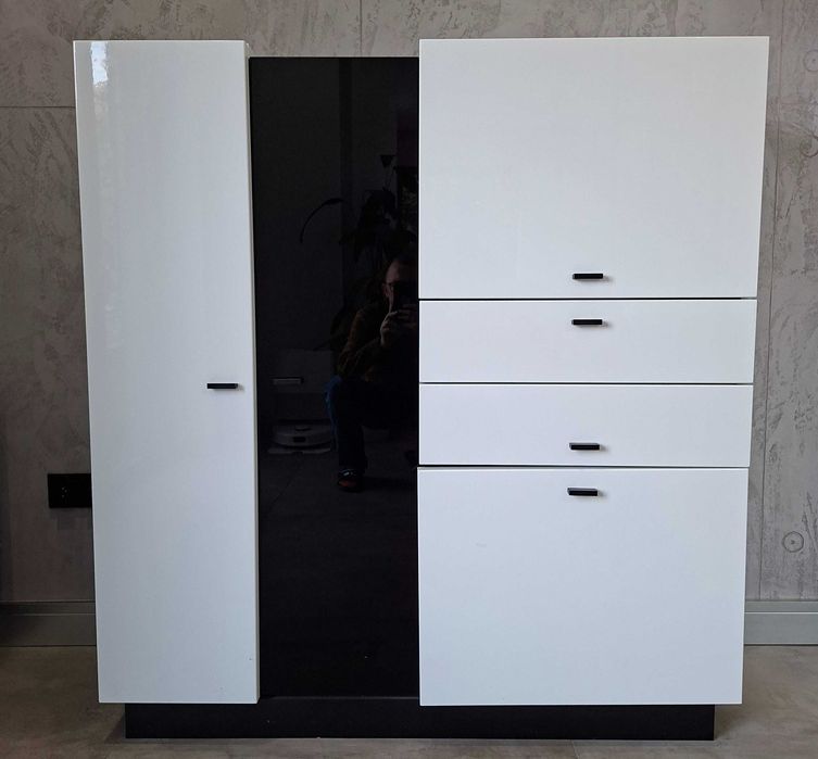 Komplet mebli w białym połysku. Stół, witryna i szafka RTV