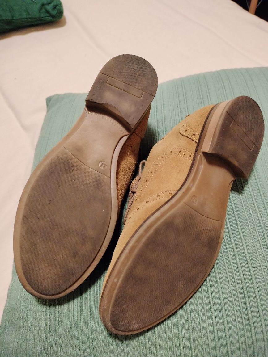 Sapatos com biqueira rdonda com atacadores em tecido tipo camurça.
