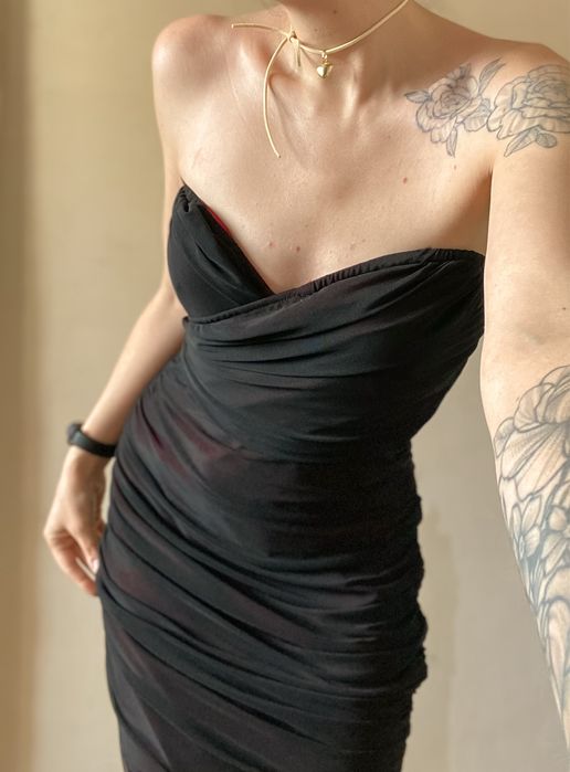 Довга вишукана сукня з драпіруванням