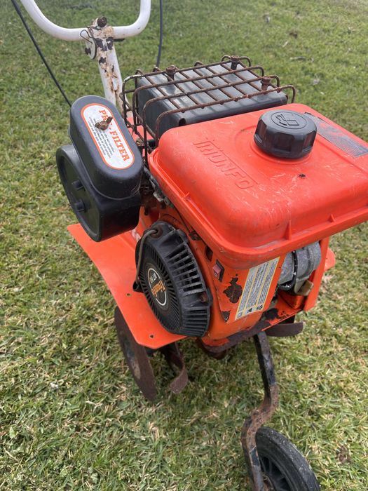 Motoenxada Triunfo compacta — leve, prática e em bom funcionamento