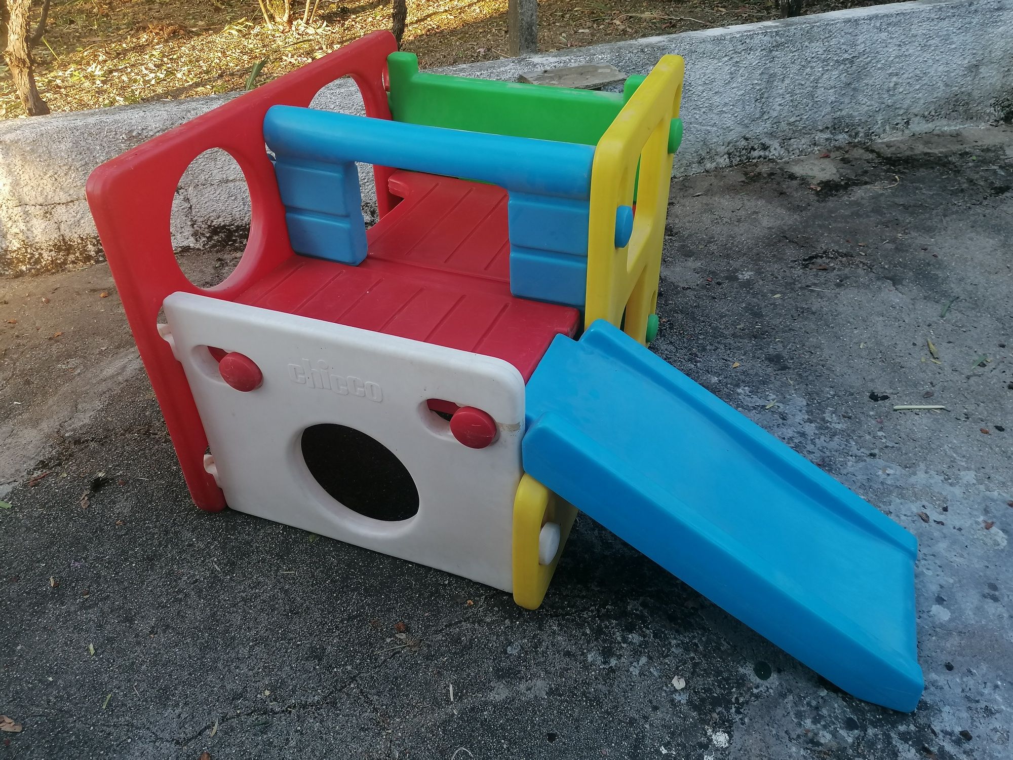 Ginasio com escorrega CHICCO