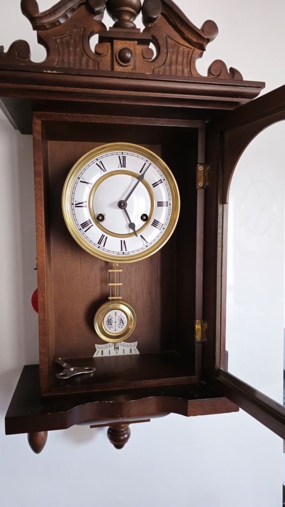 Stary zegar z wahadłem wybijające godzinę