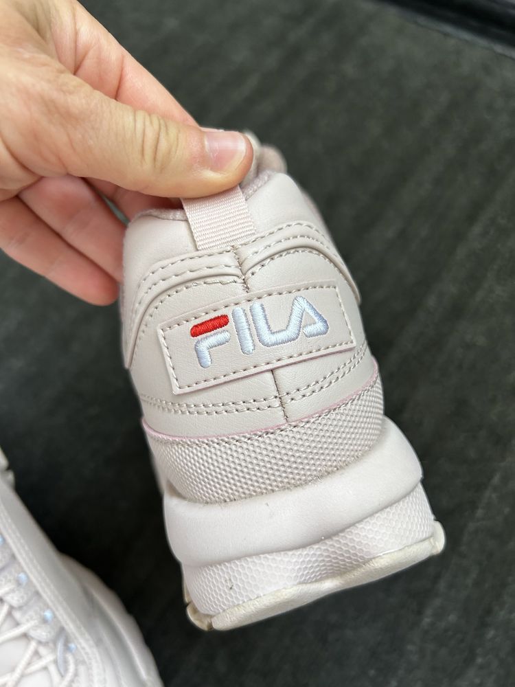 Продам кросівки марки FILA