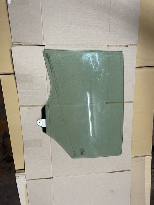 Стекло заднее левое Mazda 3 13-17