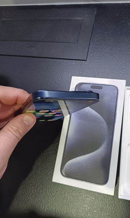 iPhone 15 pro Max 256GB igła z baterią 85% w kolorze ciemny granat.