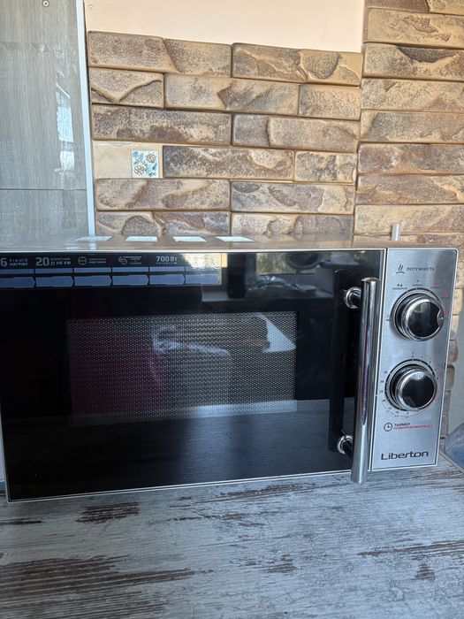 Микроволновая печь Liberton 700 Вт, 20 л