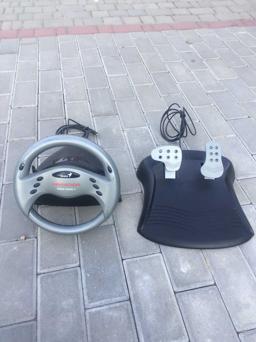 Ігровий руль і педалі.