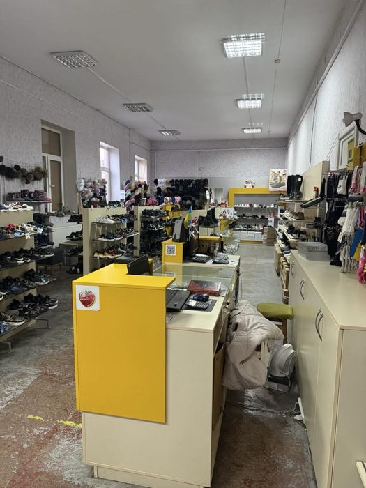 Здається в оренду фасадне торгове приміщення, вул. Вокзальна — 140 м²