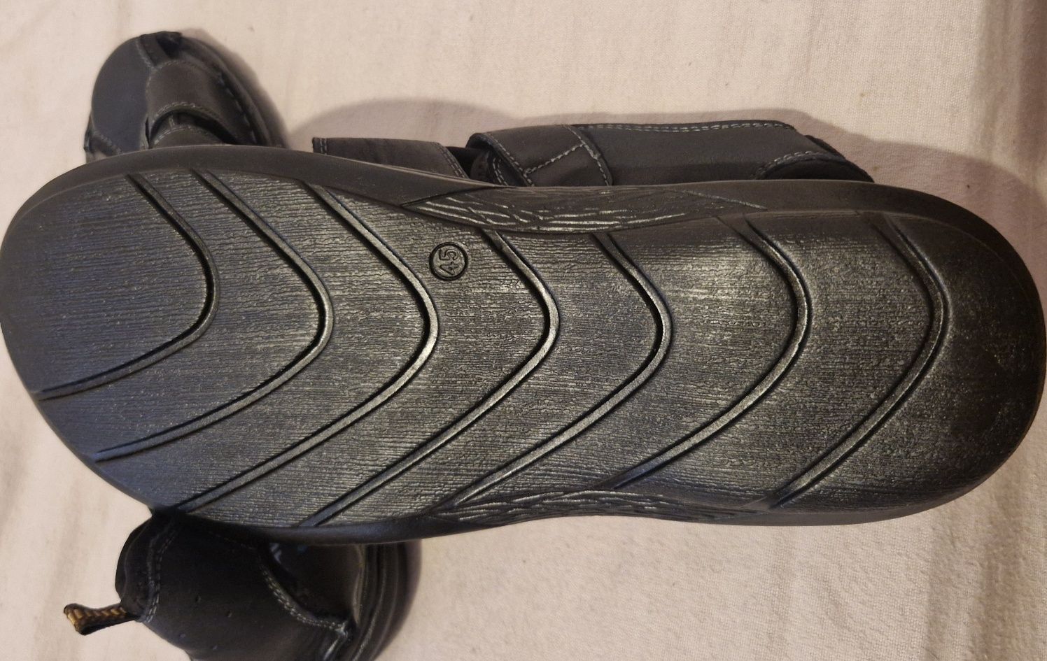 Sandálias novas a estrear n 45 n 46
Pele preto -17 eur
Camurça bege-12