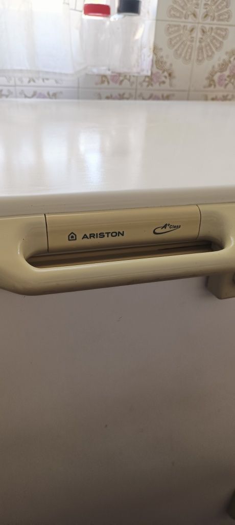 Arca congeladora classe A+, Ariston , como nova