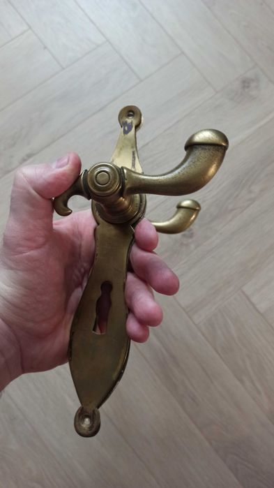 Bardzo stare szyldy drzwiowe z klamkami