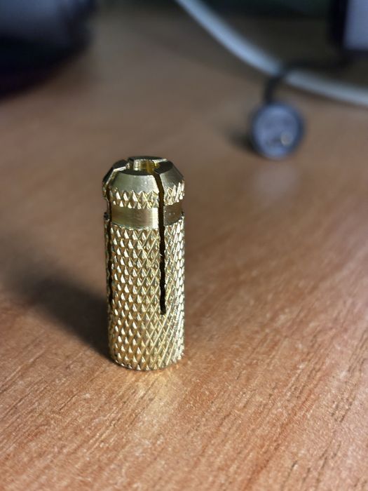 Латунный распорный дюбель M10