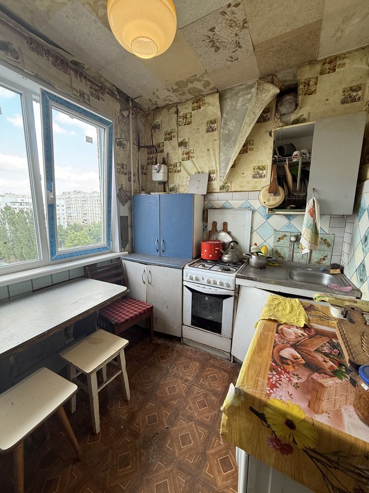 Продам 3 комнатную квартиру возле метро