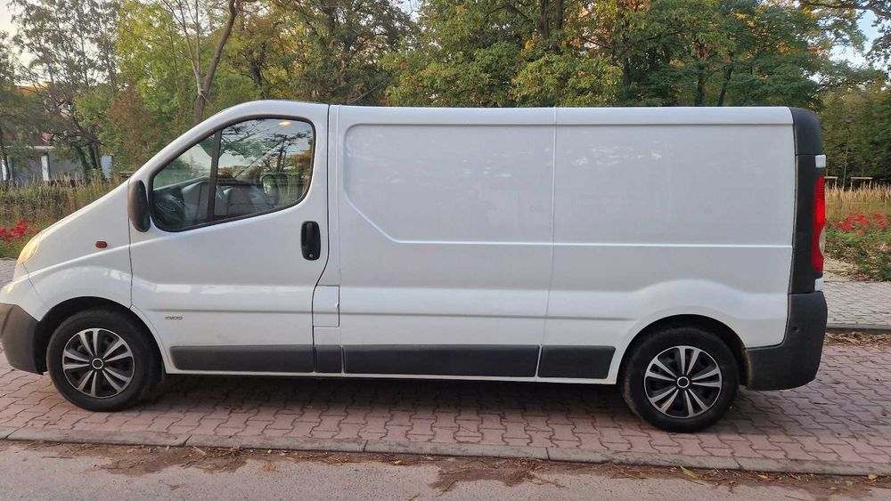 Wynajem wypożycz bus blaszak Chojnów - Opel Vivaro 3 palety