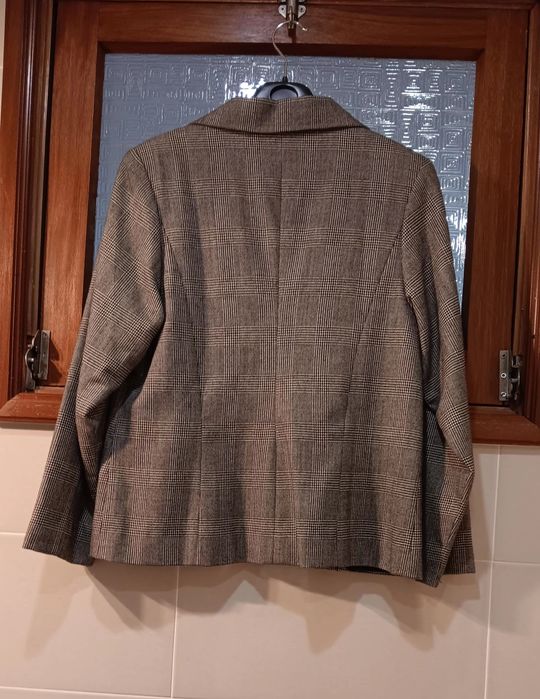 Blazer de senhora xadrez preto e branco, tamanho M, em bom estado.