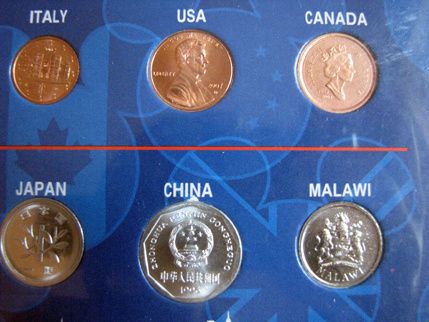 Набор новых монет из 12-ти стран мира, США + набор открыток в подарок