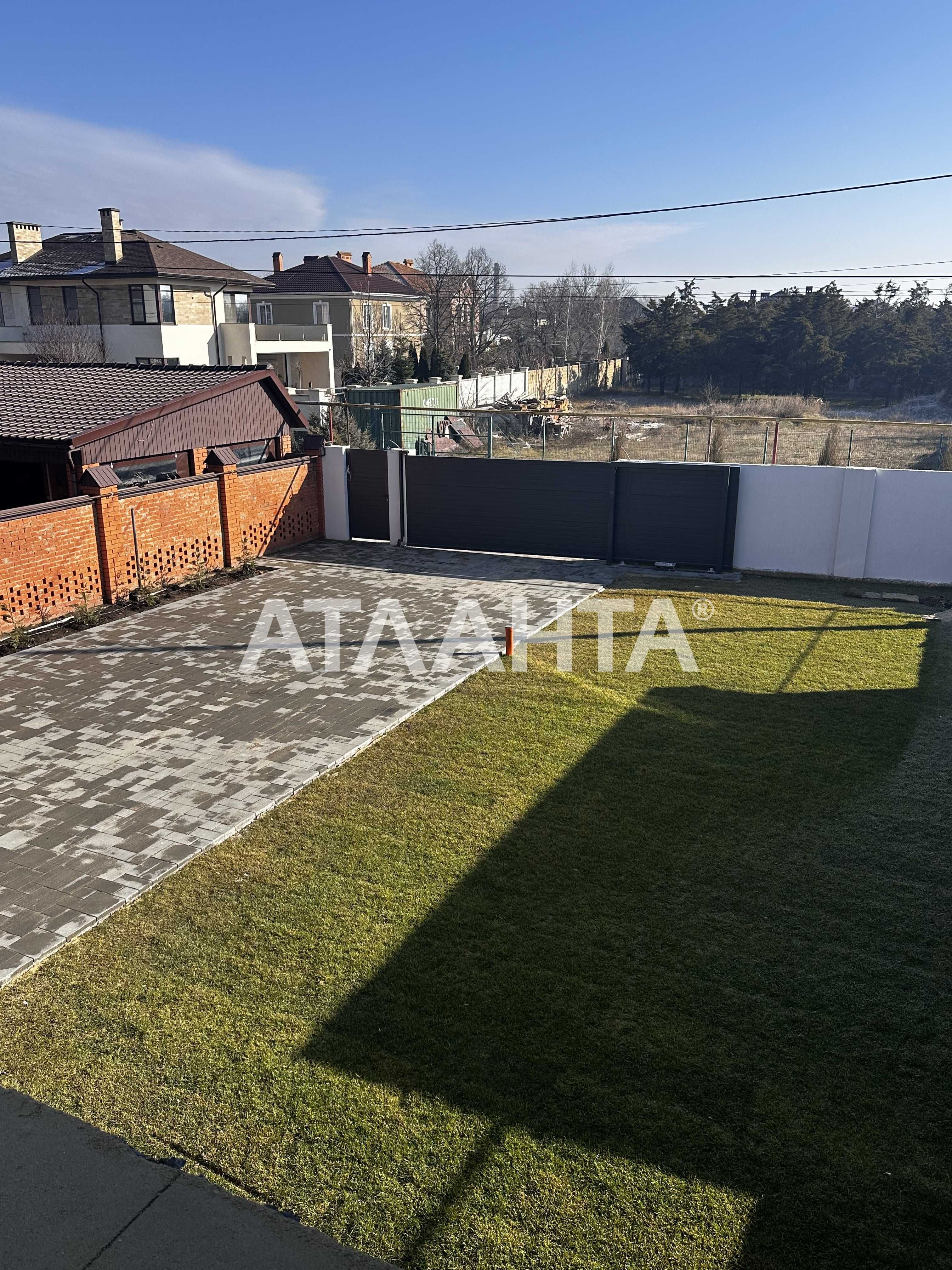 Предлагается к продаже новый современный дом у моря.