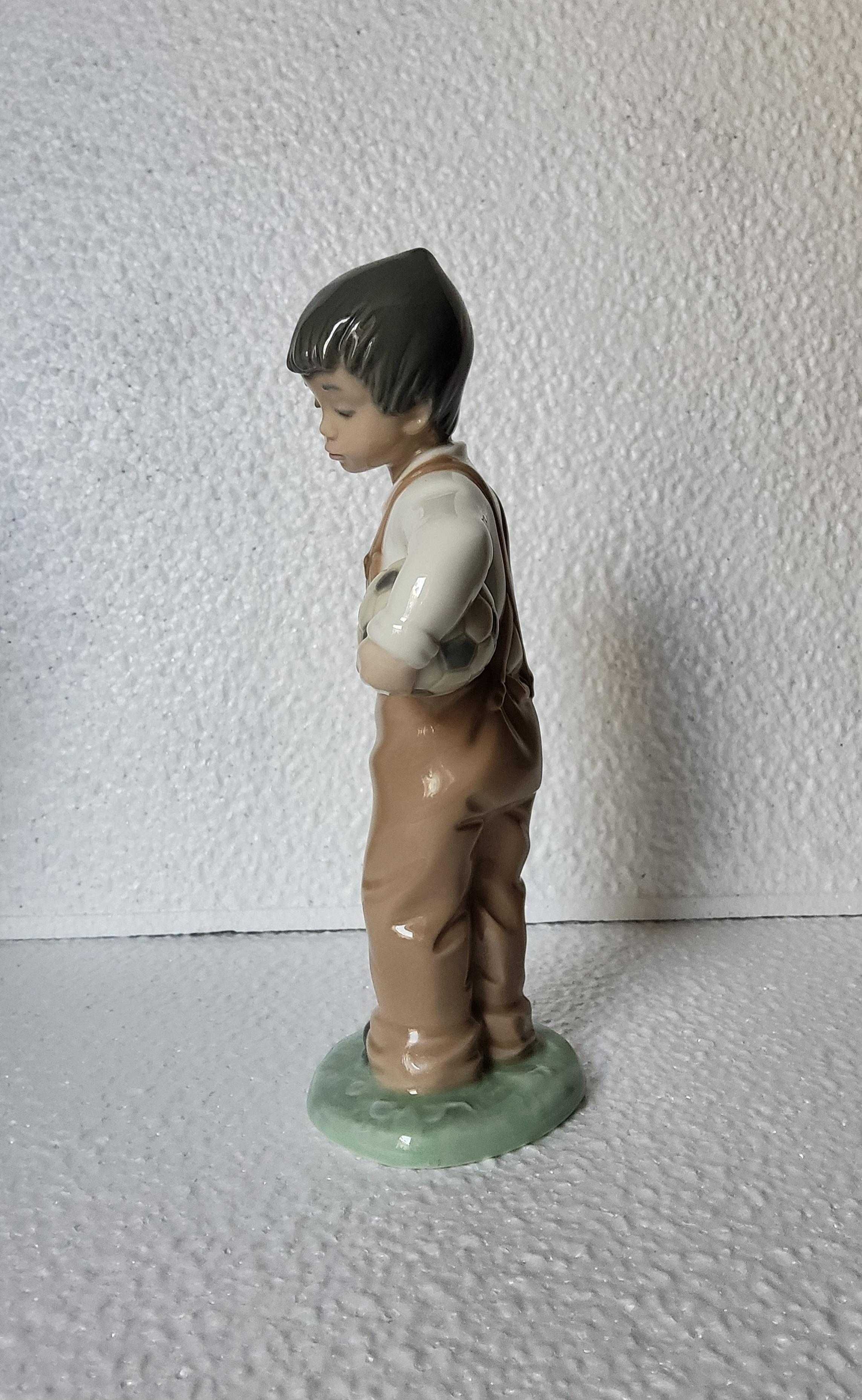 Порцелянова статуетка хлопчика футболіста Nao by Lladro Іспанія