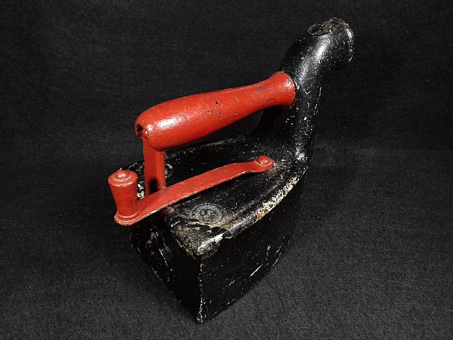 Modelo de Ferro de Engomar antigo, a carvão vegetal!