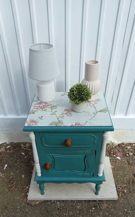 Mesa de cabeceira restaurada azul esverdeada com padrão floral