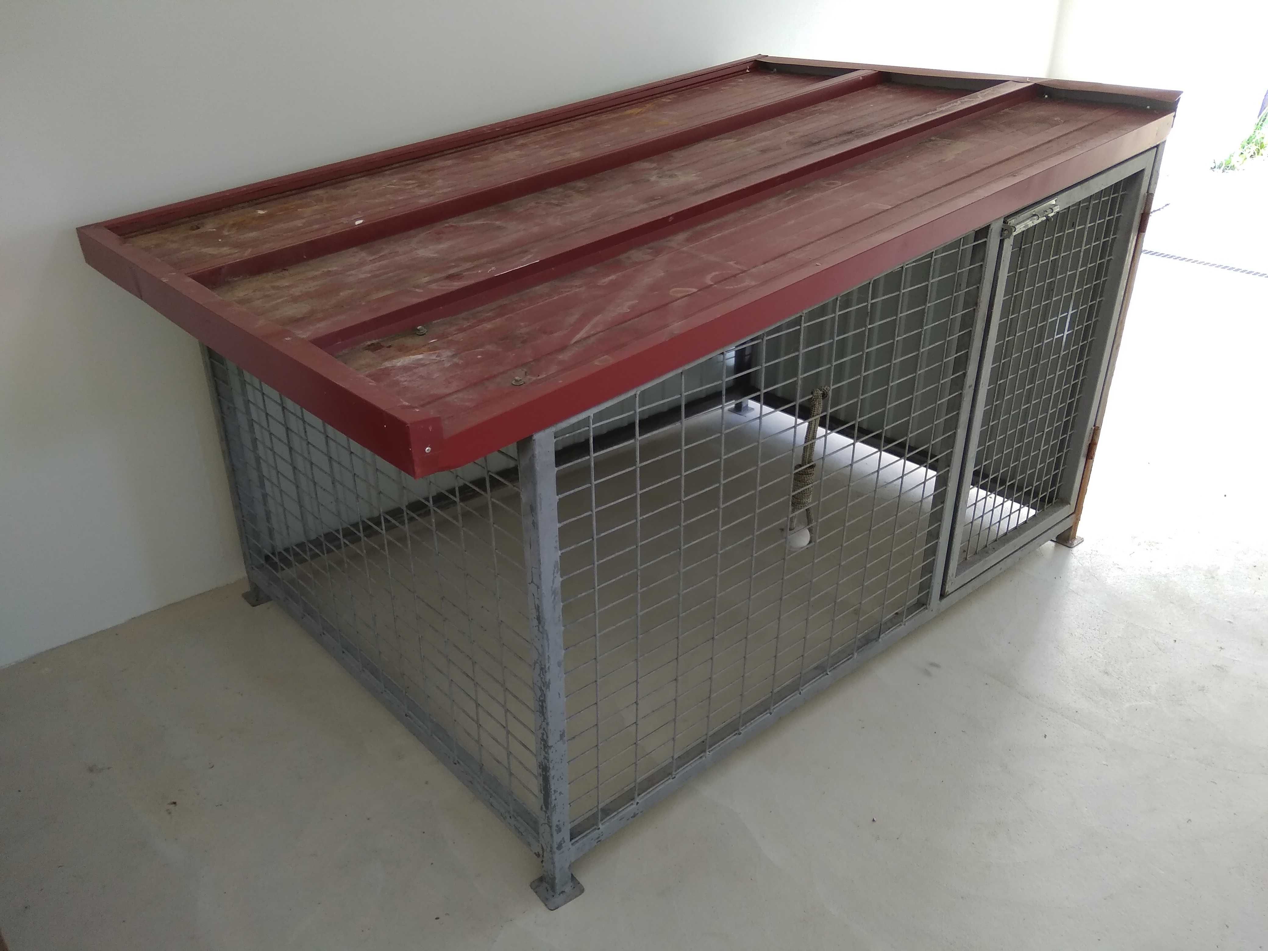 casota metálica de grande dimensões para animais