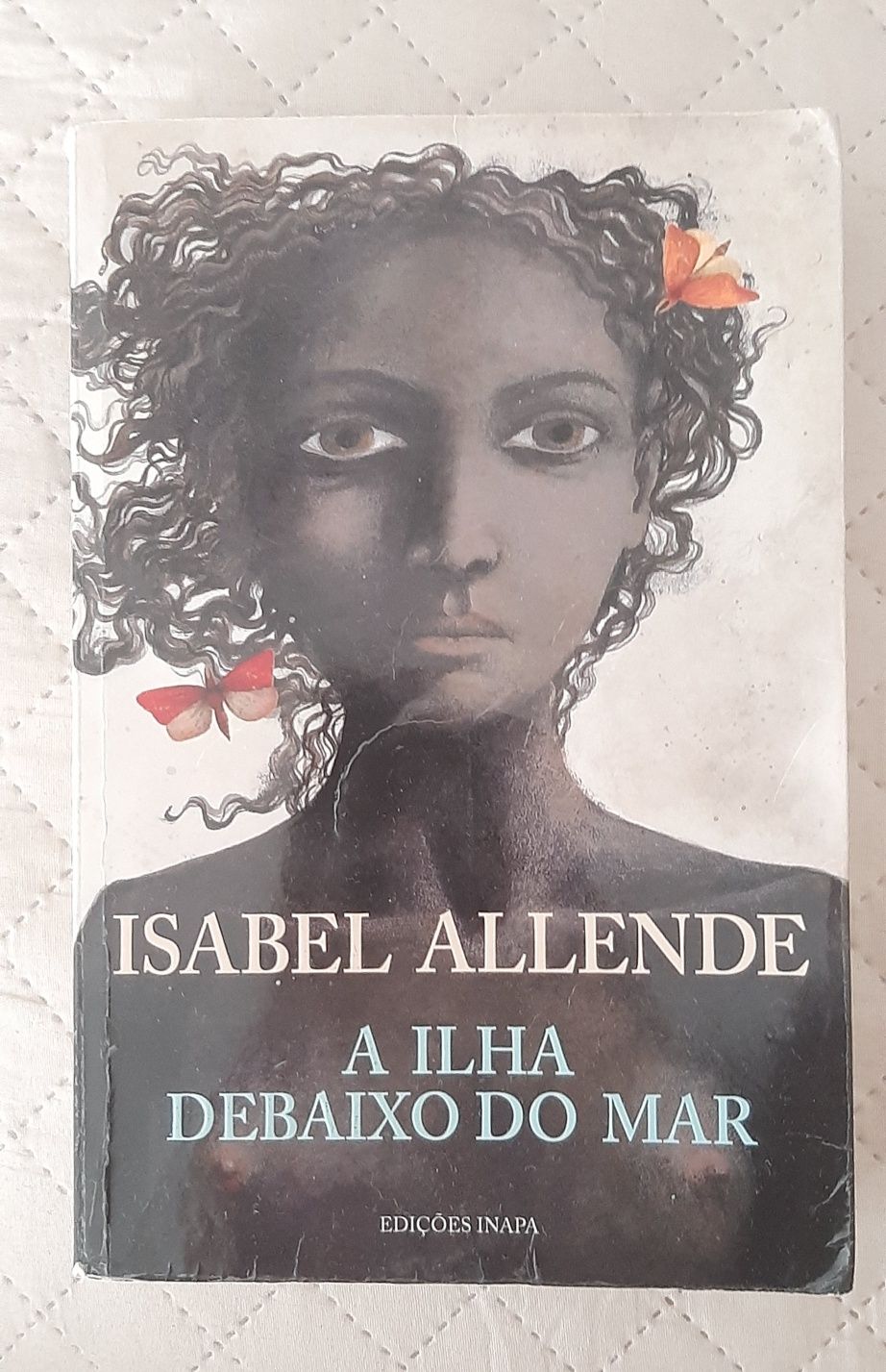 "A ilha debaixo do mar" de Isabel Allende (portes incluídos)