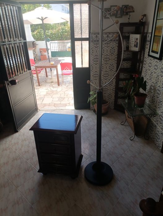Bengaleiro e mesa de cabeceira