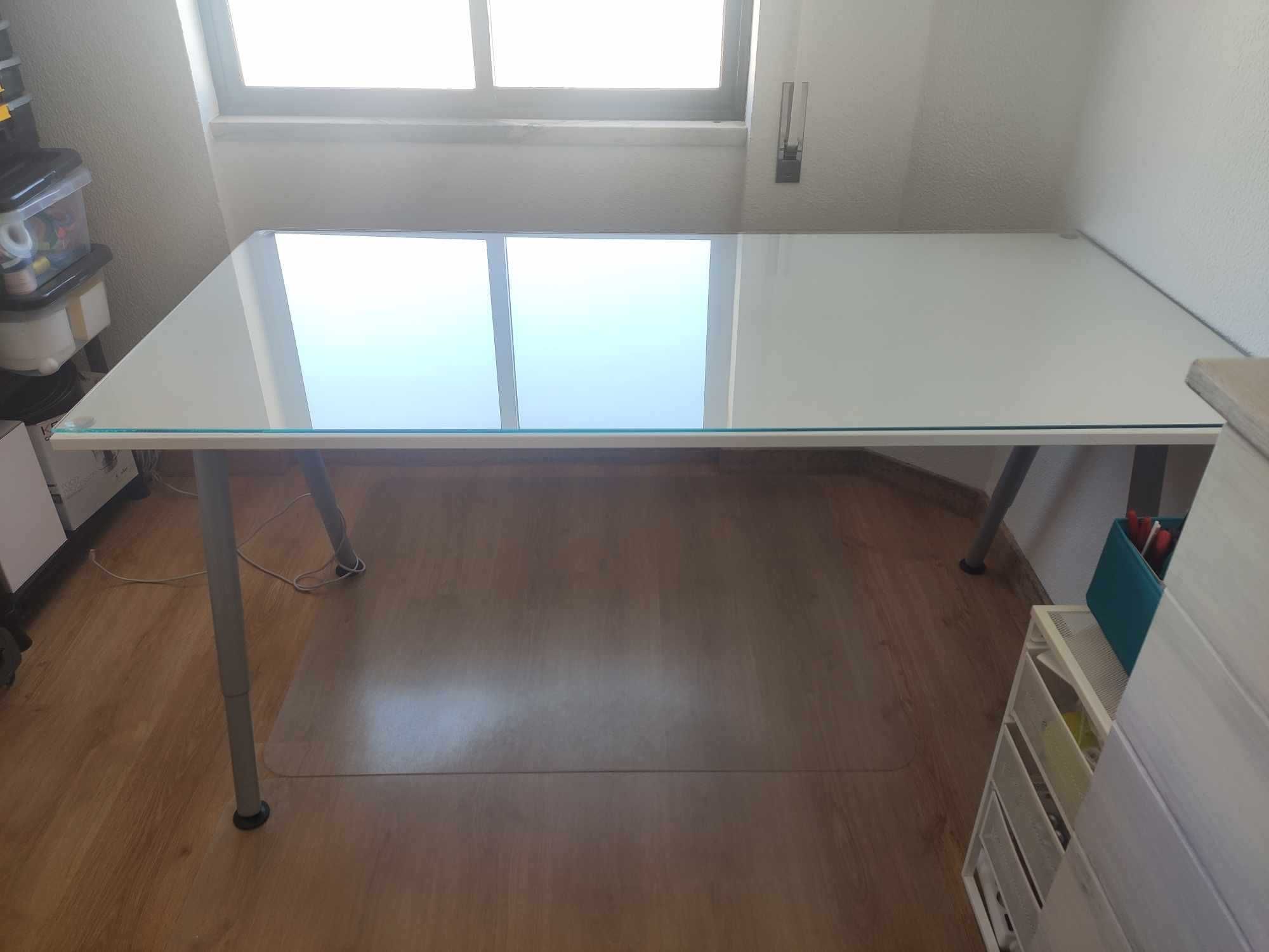 Mesa/secretária com tampo de vidro e altura dos pés ajustáveis