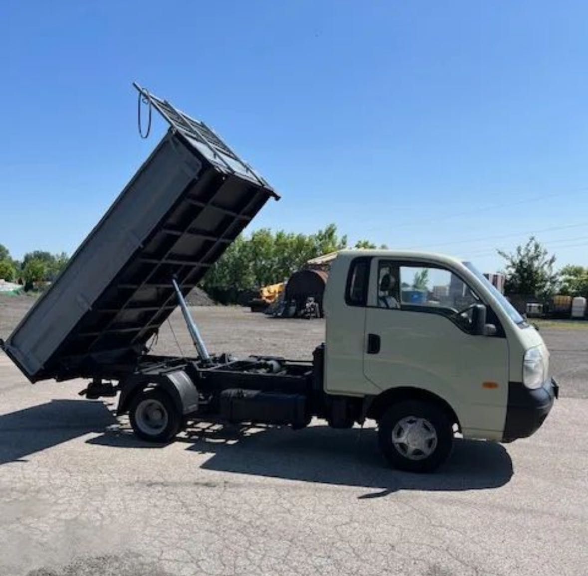 Transport, przewóz ziemi, piasku, gruzu, Castorama, wywrotka