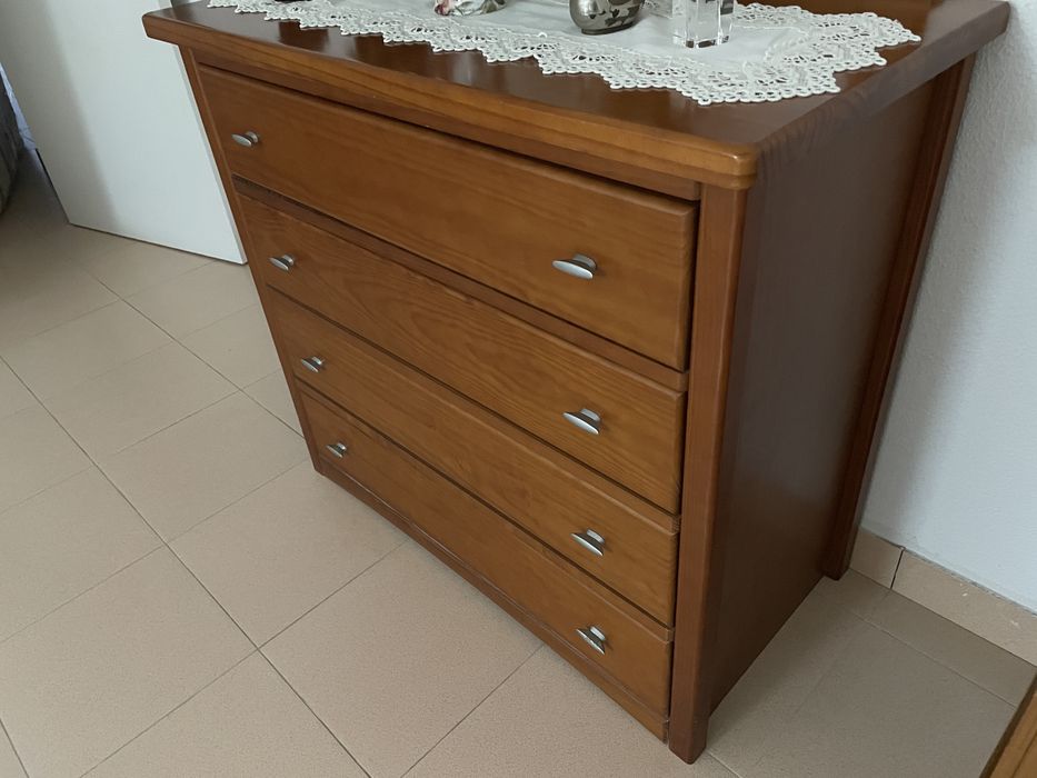 Cama + estrado + colchão + 2 mesas cabeceira + comoda + espelho