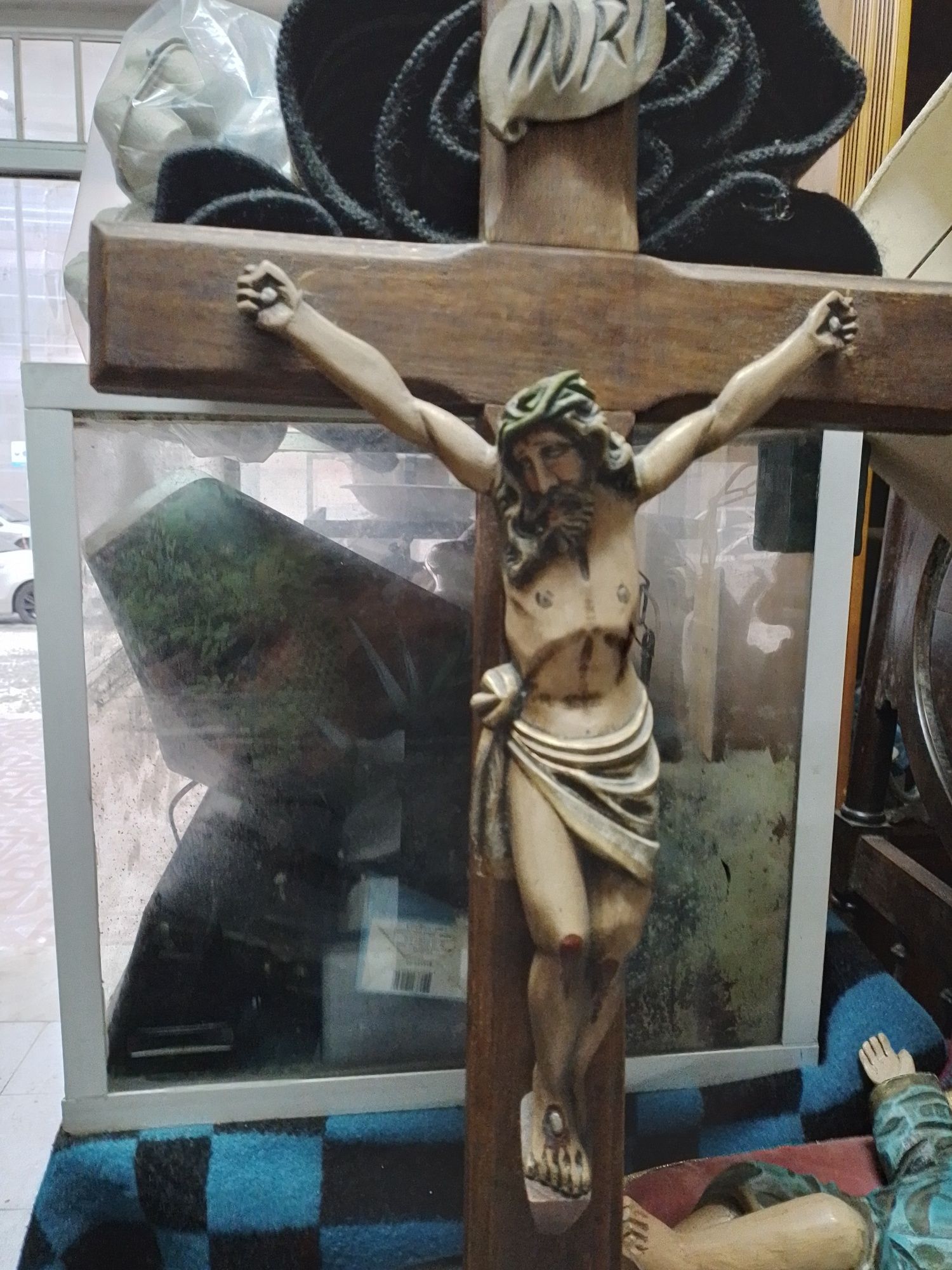 Crucifixo  em madeira e imagem esculpida a mão madeira Arte Sacra