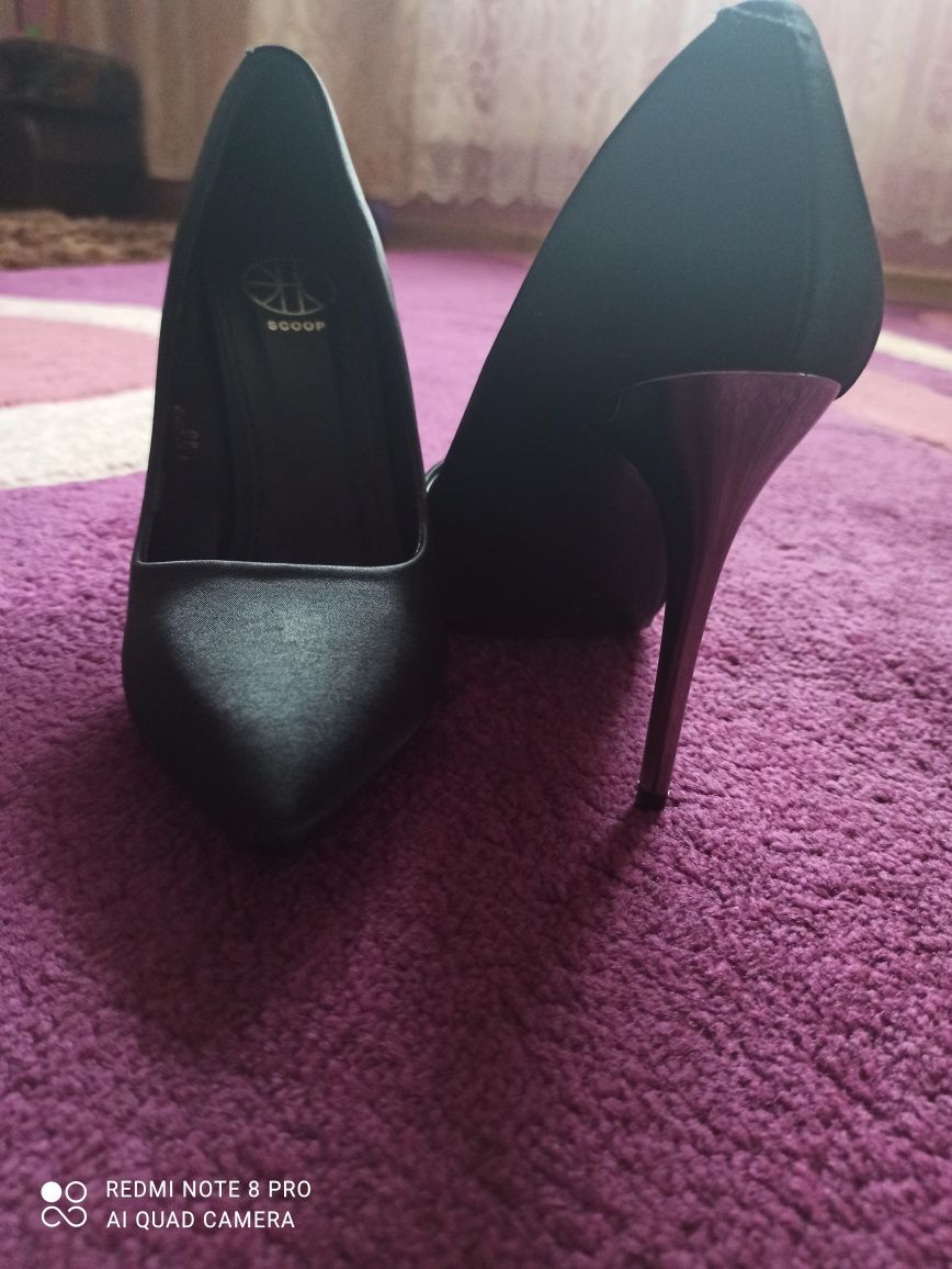 Елегантні туфлі чорного кольору