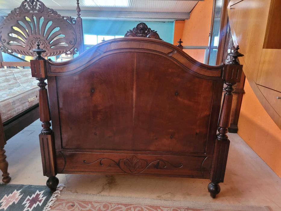 Cama muito antiga com estrado e colchão - Muito bom esta