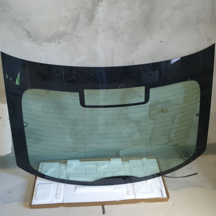 Скло задньой ляди skoda rapid