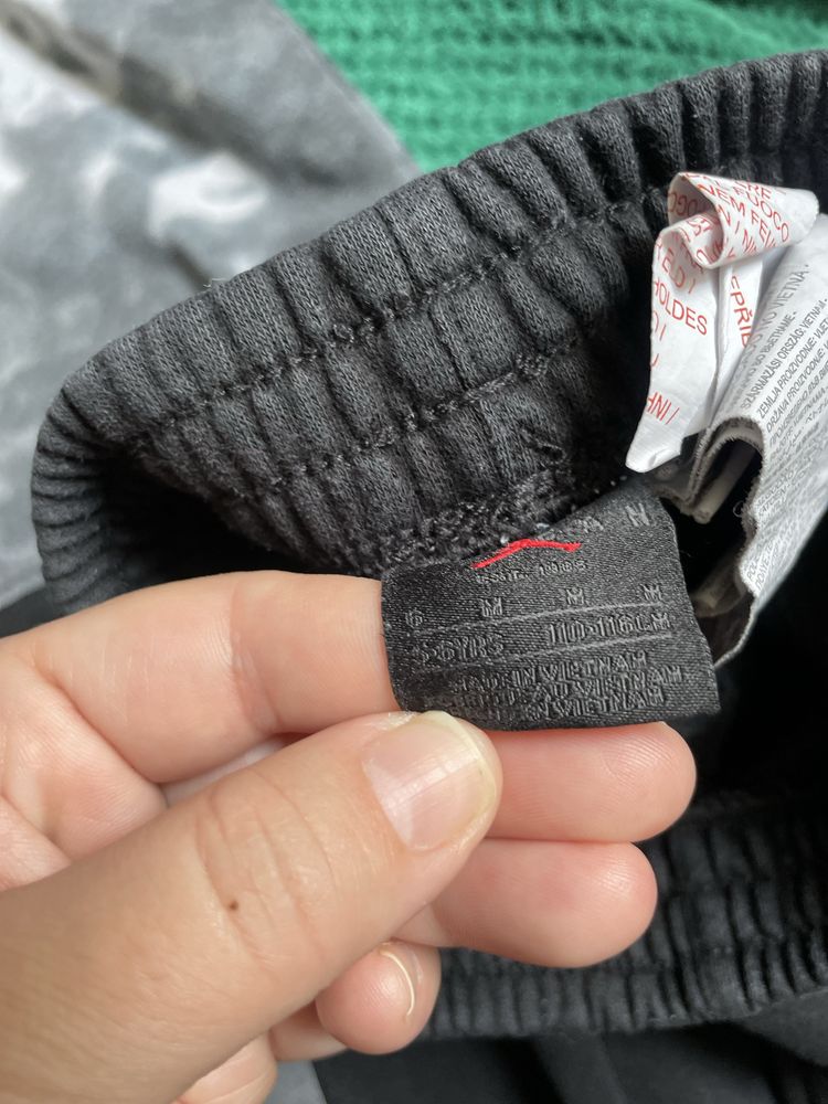 оригінальний спортивний костюм Nike  jordan сірий ,вік 5-6 років