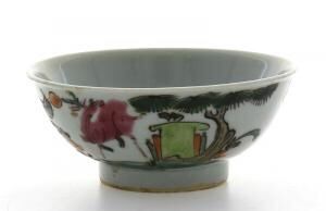 Taça de porcelana da China, com decoração policromada.