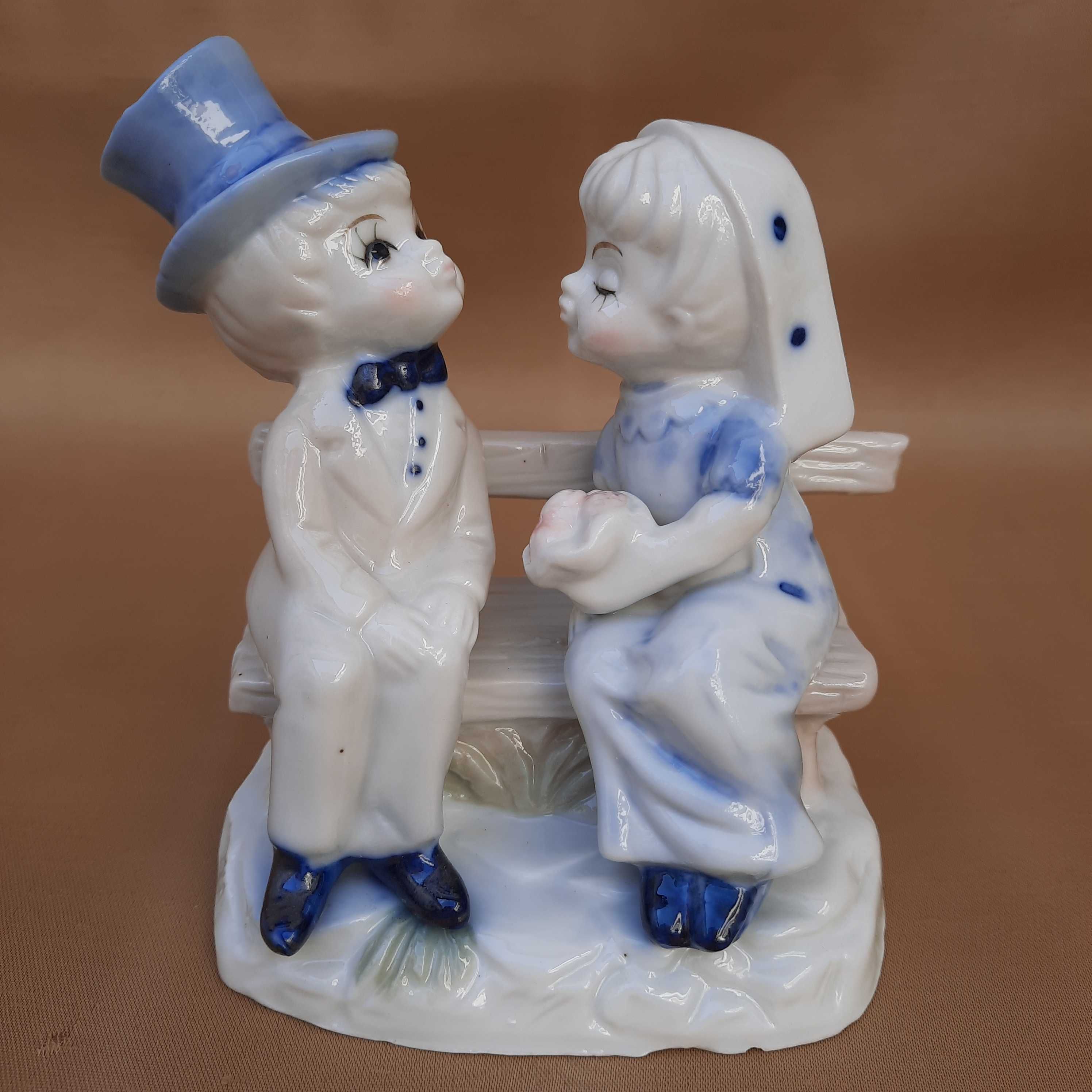 Estatuetas de porcelana. Primeiro beijo.