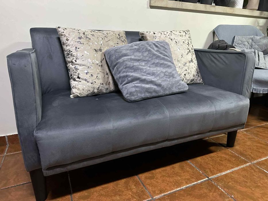 Sofá de 2 lugares em veludo