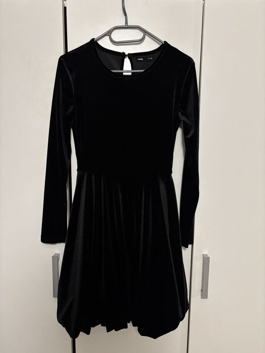 Czarna sukienka bombka